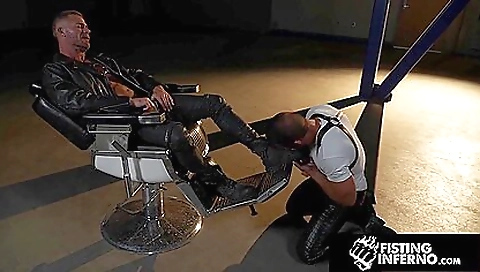 Bareback daddy fucks with the stepdaughter and gets creampie