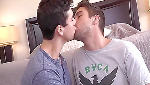 Mature teen and older dude cumbing on the bed in hd