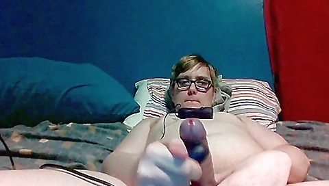 Amateur brunette sucking and sucking her pussy with a vibrator